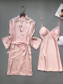 ชุดนอนเดรส พร้อมเสื้อคลุมเข้าชุด ผ้าซิลค์ซาติน เนื้อนิ่ม ใส่สบาย ใส่แล้วไม่ร้อน ฟรีไซส์ มี 4 สี ราคาส่ง 3 ชิ้น คละแบบได้ทั้งร้าน ชุดละ 550 บาท