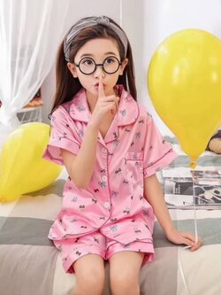 ชุดนอนเด็ก แขนสั้นขาสั้น ผ้าแพรซาติน เนื้อนิ่ม เด็กๆ ใส่หลับสบาย ไม่คัน อายุ 3 ขวบ ถึง 10 ขวบ มีหลายลาย ราคาส่ง 3 ชิ้น คละแบบได้ทั้งร้าน ชุดละ 180 บาท