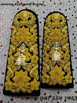 อินทรธนูอัยการชุดขาว