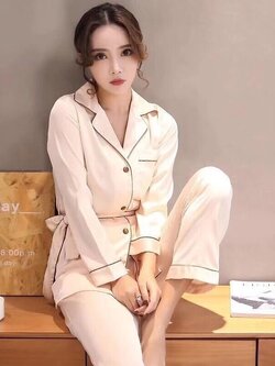 ชุดนอน เซ็ต 3 ชิ้น ผ้าsilk satin เนื้อนุ่มพริ้วบางเบา สวมใส่สบายไม่คัน ดีไซน์เรียบหรูซ่อนหวาน มี 2 สี เทา ครีม ชุดละ 690 บาท