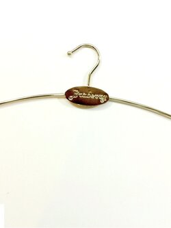 ไม้แขวนทอง สำหรับแขวนชุดชั้นใน สีสวยเก๋ไก๋ตรงหัวไม้แขวนเป็นหัว มน ไม่เกี่ยวกับเสื้อผ้าให้เป็นรอยหรือขาด(1 มัด มี 10 อัน)มัดละ 350 รับ 12 มัด ราคา 250