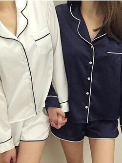 ชุดนอนผ้าซาตินแขนยาว กางเกงขาสั้น เนื้อผ้าดีทิ้งตัวสวย หลับสบายตลอดคืน ราคาโปรโมชั่น ชุดละ 299 บาท