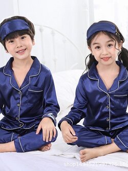 ชุดนอนเด็ก แขนยาวขายาว ผ้าแพรซาติน เนื้อนิ่ม เด็กๆ ใส่หลับสบาย ไม่คัน อายุ 3 ขวบ ถึง 10 ขวบ มีหลายสี ราคาส่ง 3 ชิ้น คละแบบได้ทั้งร้าน ชุดละ 250 บาท