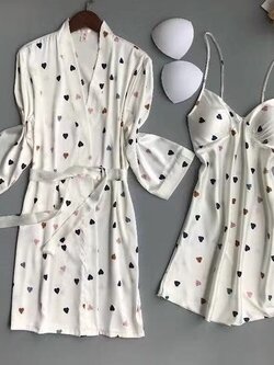 ชุดนอนเดรส พร้อมเสื้อคลุมเข้าชุด ผ้าซิลค์ซาติน เนื้อนิ่ม ใส่สบาย ใส่แล้วไม่ร้อน ฟรีไซส์ มี 3 ลาย ราคาส่ง 3 ชิ้น คละแบบได้ทั้งร้าน ชุดละ 550 บาท