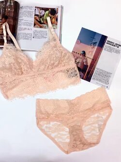 ชุดชั้นในลูกไม้เซ็กซี่ ไร้โครง เนื้อนิ่มใส่สบายไม่คัน 32 34 36 มี 4 สี ขาว เทา โอรส น้ำเงิน ราคาส่ง 3 ชิ้นคละกับแบบอื่นได้ ชุดละ 250 บาท