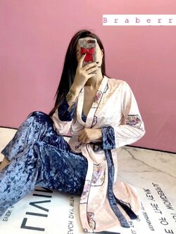 ชุดนอนกำมะหยี่ เนื้อนุ่มพริ้วบางเบา สวมใส่สบายไม่คัน ดีไซน์เรียบหรูซ่อนหวาน ใสนอนก็ได้หรือจะใส่เที่ียวก็ดูดี สั่งสินค้าครบ3ชิ้นคละแบบได้ชุดละ 1390 บาท