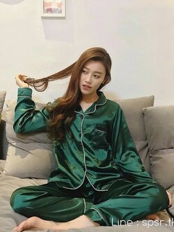 ชุดนอนผ้าซาตินแขนยาว กางเกงขายาว เนื้อผ้าดีทิ้งตัวสวย หลับสบายตลอดคืน ราคาโปรโมชั่น ชุดละ 390 บาท