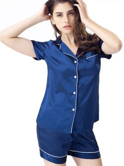 ชุดนอนผ้าซาตินแขนสั้น กางเกงขาสั้น เนื้อผ้าดีทิ้งตัวสวย หลับสบายตลอดคืน ราคาโปรโมชั่น ชุดละ 250 บาท