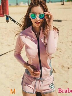 ชุดว่ายน้ำแขนยาว ทรงสวย ใส่แล้วทำให้หุ่นดูเพรียวสวย เซ็ท 3 บรา เสื้อ กางเกงขาสั้น มีไซส์ M,L ราคาชุดละ 690 บาท