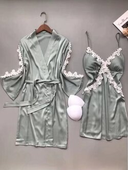 ชุดนอนเดรส พร้อมเสื้อคลุมเข้าชุด ผ้าซิลค์ซาติน เนื้อนิ่ม ใส่สบาย ใส่แล้วไม่ร้อน ฟรีไซส์ มี 4 สี ราคาส่ง 3 ชิ้น คละแบบได้ทั้งร้าน ชุดละ 550 บาท