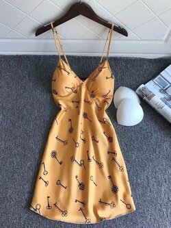 ชุดนอนเดรส สายเดี่ยวผ้าซาติน ใส่สบาย ไม่คัน ไม่อับชื้น มีฟองน้ำถอดออกได้ ฟรีไซส์ มีหลายลาย ราคาส่ง 3 ชิ้น คละแบบได้ ชุดละ 250 บาท