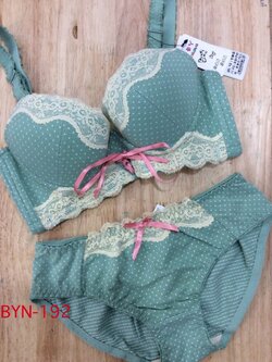 ชุดชั้นในญี่ปุ่น เสริมฟองน้ำ นิ่มใส่สบาย ใส่แล้วดูอึ๋มขึ้น มี 2 สี ชมพู เขียว size 32 34 ราคาส่ง 3 ชิ้น คละแบบได้ ชุดละ 230